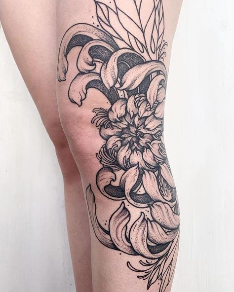 Above The Knee Tattoo Flower, Minimal Inspiration, Chrysanthemum Tattoo, Peonies Tattoo, Knee Tattoo, Tattoo Project, Minimal Tattoo, Blackwork Tattoo, Piercing Tattoo