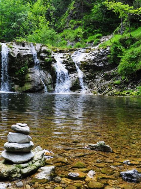 Not only a beautiful view but hear the sounds of the waterfall fall. Relax and enjoy your relaxation. Whether to just enjoy and relax or a way to help you find good sleep. Relaxing Photos, World Most Beautiful Place, Africa Destinations, Places In The World, Airbrush Art, Beautiful Places Nature, Most Beautiful Cities, Beautiful Waterfalls, Jolie Photo