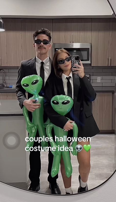 Halloween Costume Couple 2024, Et Couples Costume, Celebrity Halloween Costumes Couples, Halloween Couple Costumes Spooky, Couple Costume Ideas 2024, Halloween Couple Costumes Simple, Costume Party Couple, Couples Halloween Costume From Movies, Couple Halloween Costumes Characters