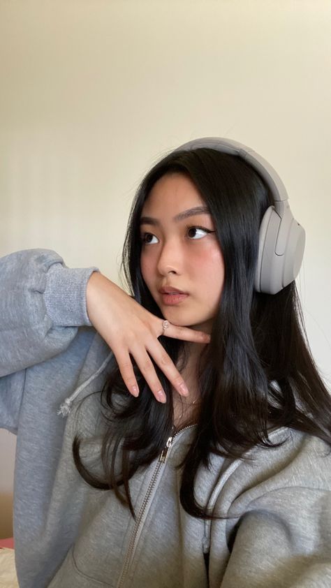 sony1000xm4 Sony Headphones Aesthetic, Headphone Outfit, Wh 1000xm4, Headphones Aesthetic, Jbl Headphones, Cute Headphones, Girl With Headphones, Sony Headphones, Poses For Photos