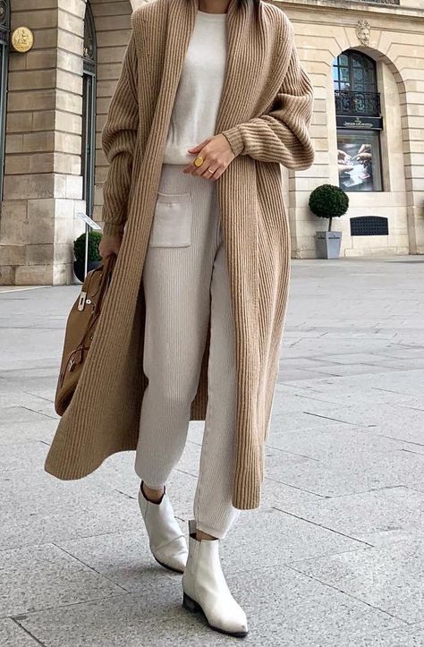 love the cropped pants with ankle boots and the extra long sweater.....layered look Mode Over 50, Minimalistic Outfits, Look Zara, Minimalistic Style, Street Style Winter, Neutral Outfit, White Boots, 가을 패션, Looks Style