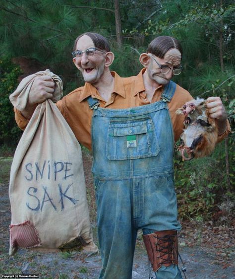 Not actual Siamese twins ---artist Tom Kuebler - Sculptor of the Bizarre. Creepy Old Photos, Sideshow Freaks, Human Oddities, Monster Artwork, Conjoined Twins, Creepy Pictures, Puppy Photos, Vintage Circus, Weird Creatures