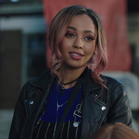 Vanessa Morgan as Toni Topaz on CW'S Riverdale Toni Riverdale, Jade West Style, Brunette Black Hair, Toni Topaz, Riverdale Fashion, Riverdale Cole Sprouse, Riverdale Cheryl, Vanessa Morgan, Riverdale Cast