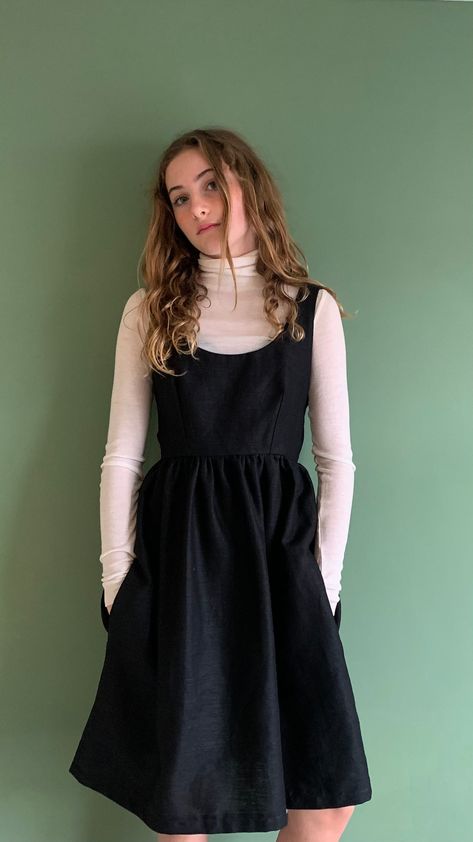 Winter Outfit Christmas, Pinafore Dress Outfit, Pinafore Outfit, Style Language, Linen Pinafore Dress, Vintage Pinafore, Black Pinafore, Dress Layering, Linen Pinafore