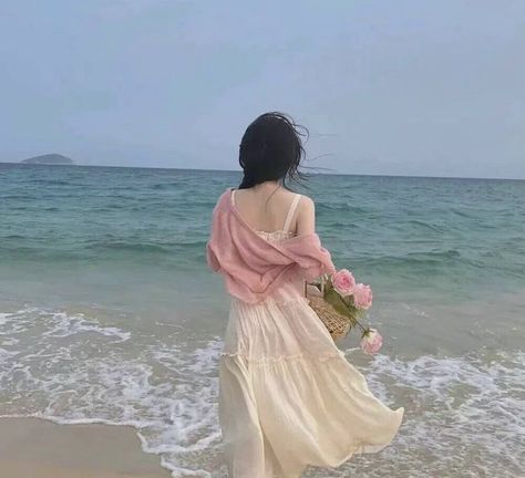 Beach Photo Inspiration, Debut Photoshoot, Outfit Korean, 사진 촬영 포즈, Pics Inspo, Beach Pictures Poses, Beach Photography Poses, Uzzlang Girl, Beach Poses