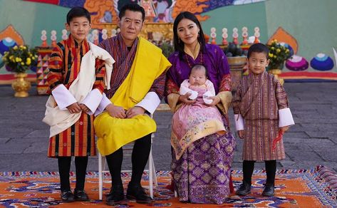 The Royal Family of Bhutan wishes a happy new year for everyone King Of Bhutan, Royal Christmas, Naming Ceremony, First Photograph, Royal House, The Royal Family, Traditional Attire, Prince William And Kate, Bhutan