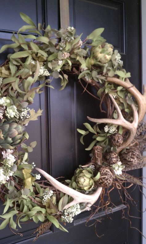 Wreath with antlers -- I have the wreath and antlers already! Would be great Fall wreath if you added some hints of orange/rust and made a burlap bow :) Winter Centrepiece, Woodsy Home Decor, Thanksgiving Table Settings Rustic, Decorating With Antlers, Antler Projects, Antler Ideas, Antler Wreath, Antlers Decor, Antler Crafts