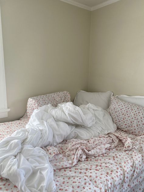 White Comforter Floral Sheets, Bedroom Ideas White Comforter, Patterned Sheets White Comforter, Small Floral Bedding, Pink Floral Sheets Aesthetic, White Comforter Pink Sheets, Dainty Floral Sheets, Pink Floral Bed Sheets, Pink Flower Bedding