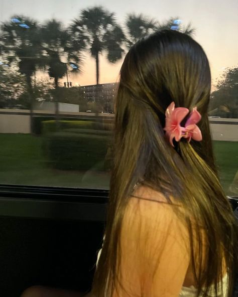 Hawaii Flower Clip, Island Vacation Hairstyles, Hawaiian Flower Claw Clip, Hawaiian Flower Hair Clip, Hawaiian Flower In Hair, Flower Claw Clip Hairstyles, Hawaii Flower Hair, Hawaiian Flower Clip, Rp Pfp