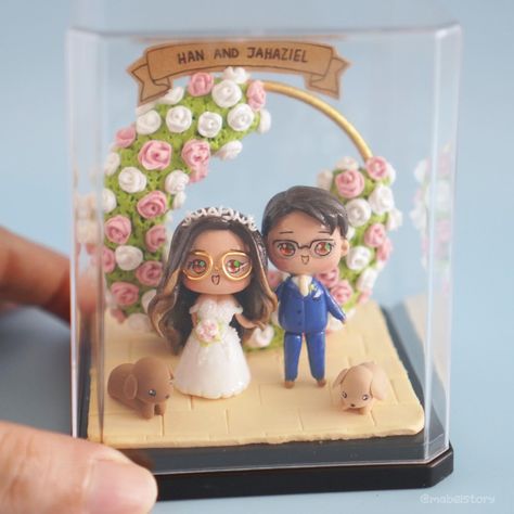 POV: turn your wedding picture into a diorama 🥰 this was made as an anniversary gift ❤️ #handmade #airdryclay #miniature #miniatureclay #custommade #customorder #giftideas #anniversarygiftideas #weddingdiorama #anniversarygift Anniversary Svg, Clay Workshop, Anniversary Crafts, Clay Material, Wedding Gifts For Bride And Groom, Diy Wedding Gifts, Svg Images, Bronze Mirror, Framed Quotes