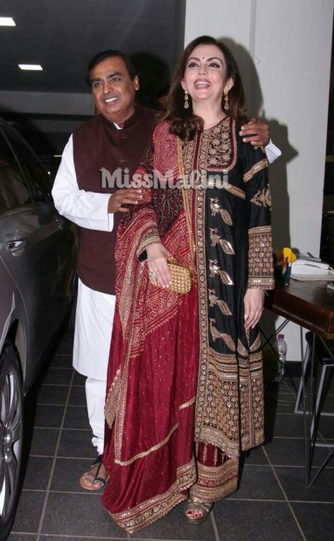 Mukesh and Neeta Ambani at Amir Khan's Diwali party Esha Ambani, Neeta Ambani, Bandhej Print, Mukesh Ambani, Nita Ambani, Heavy Dresses, Diwali Party, Velvet Dress Designs, Indian Designer Suits