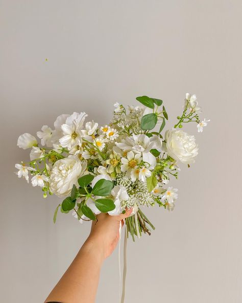 white wildflower bouquet Simple Wildflower Bridesmaid Bouquet, Wildflower Bridesmaids Bouquet, White Wild Flowers Wedding, Gomphrena Bouquet, Small White Bridal Bouquet, White Wild Flower Bouquet, Feverfew Bouquet, White Poppy Bouquet, Small Wildflower Bouquet