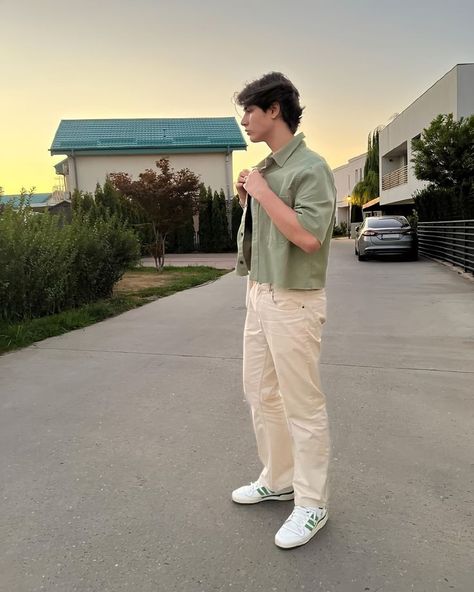 Best Colour Combos, Outfits Oversize, Outfit Verde, New Colour Combinations, Ootd Boy, Colour Outfit, White Oxford Shirt, Outfit Oversize, Gentleman Aesthetic