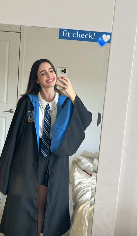 Harry Potter Park, Ravenclaw Costume, Ravenclaw Uniform, Harry Potter Graduation, Ravenclaw Outfit, Blonde And Brunette Best Friends, Universal Studios Outfit, Ravenclaw Pride, Harry Potter Painting