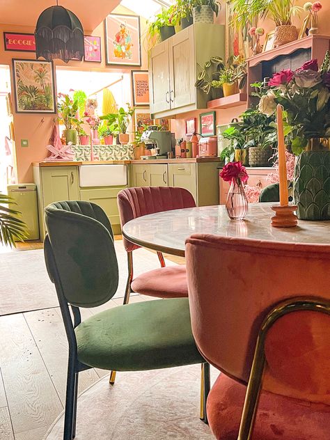 Pink and green kitchen. Washable rugs by RUGGABLE Velvet chairs by Rockett St George Vintage Italian Marble dining table. #diningroomtable #diningroomideas #kitchen #rugs #plants Red Green Pink Living Room, Emerald Green And Pink Kitchen, Kitchen Table Couch, Green Maximalist Kitchen, Green And Pink Dining Room, Vintage Maximalist Kitchen, Cool Kitchen Table, Eclectic Kitchen Table, Pink And Green Dining Room