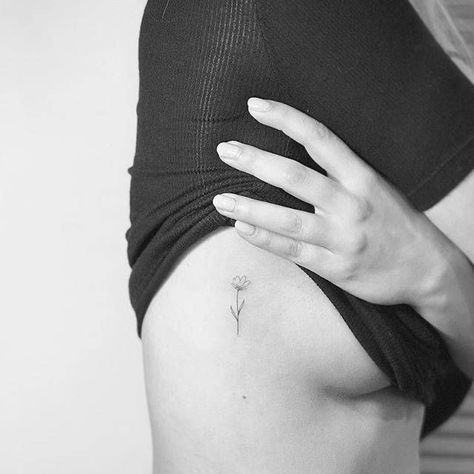 Single Line Marigold Tattoo, Dainty Flower Tattoo, Flower Tattoo Placement, Sister Tats, Flower Tattoo On Ribs, Small Rib Tattoos, Wörter Tattoos, Tiny Flower Tattoos, Minimalistic Tattoos