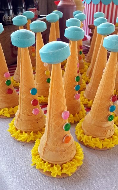 Clown Hat Ice Cream Cones filled with Sweets Basaar Idees, Kids Party Treats, Biscuit Decoration, Candy Themed Party, Circus Cake, Clown Hat, Thali Decoration Ideas, Clown Party, Bazaar Ideas