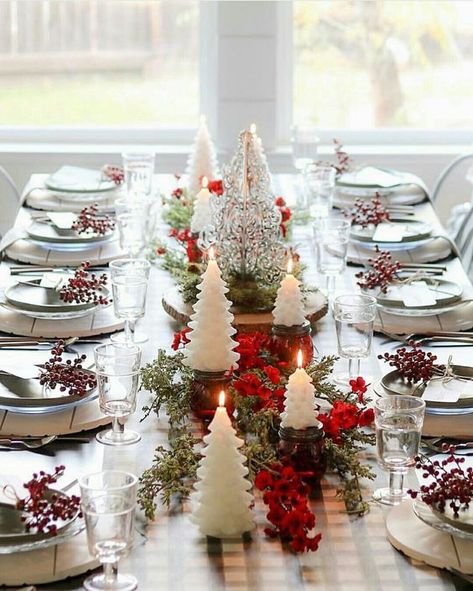 Christmas Dinner Table Settings, Diy Christmas Table, Christmas Dining Table, Deco Table Noel, Christmas Table Centerpieces, Christmas Dinner Table, Pallet Christmas, Classy Christmas, Christmas Dining