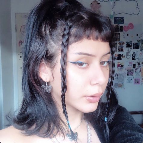 Unique Hairstyles With Bangs, Short Hair Goth Aesthetic, Cool Hair Styles Easy, Short Halloween Hairstyles, Alternative Hairstyles With Bangs, Thick Short Bangs, Grunge Y2k Hairstyles, Fun Hair Dos, 90s Hairstyles Short Grunge