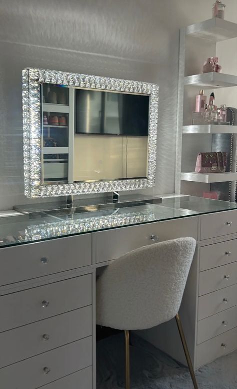 Sparkly Vanity, Room Inspo White, Vanity Station, Soft Room, Vanity Inspiration, French Ideas, Room Girl, White Room Decor, Luxury Room