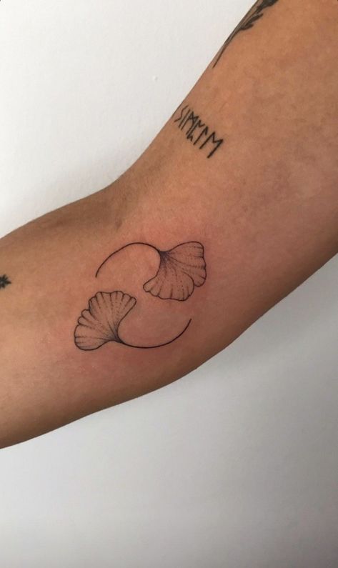 Ginko Leaf Tattoo Minimalist, Ginko Leaf Tattoos Design, Ginkgo Tattoo Minimal, Ginko Leaves Tattoos, Ginko Leaf Tattoo, Ginko Leaf Tattoos, Canyon Tattoo, Ginkgo Tattoo, Ginkgo Leaf Tattoo