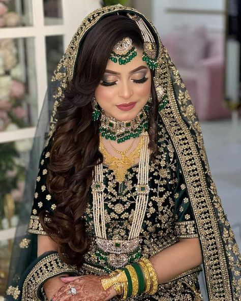 Hairstyle On Gharara Dress, Pakistani Bride Reception Look, Pakistani Bride Open Hairstyle, Reception Bridal Makeup, Reception Bridal Hairstyle, Pakistani Bridal Hairstyles Nikah, Hairstyles On Gharara, Valima Hairstyles Pakistani, Open Hair Bridal Look