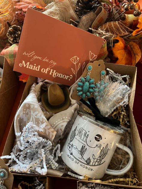 Western Wedding Guest Gifts, Wedding Food Ideas Main Course, Bridemaids Proposals Western, Bridesmaid Proposal Country Theme, Will You Be My Bridesmaid Gifts Western, Simple Boho Western Wedding, Western Gift Box Ideas, Palmetto Wedding Decor, Western Bridal Party Gifts