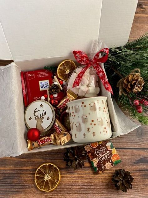 Present For Friends Christmas, Christmas Box For Friends, New Year's Gift For A Friend, Winter Box Gift Idea, New Years Gift Basket Ideas, New Year Gift Ideas For Friends, Christmas Present Box Ideas, Xmas Box Gift Ideas, New Year Gift Box Ideas