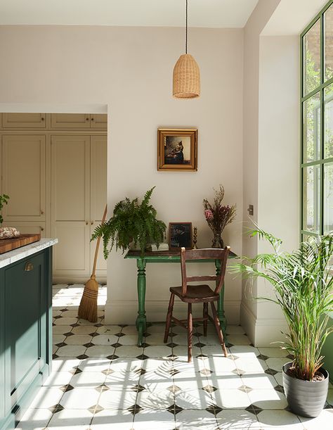 Meet The British Walk-Out Kitchen Of Your Dreams! - House & Home Devol Shaker Kitchen, Devol Kitchens, Basement Kitchen, Chimney Breast, Shaker Kitchen, Style Deco, Room Table, 인테리어 디자인, Kitchen Renovation