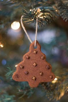 Cinnamon Applesauce Ornaments - so easy, 2 ingredients. You will love the way your house smells when you make these! Applesauce Ornaments, Cinnamon Applesauce Ornaments, Cinnamon Applesauce, Diy Christmas Decor Ideas, Cinnamon Ornaments, Diy Christmas Decor, Food Ornaments, 3d Quilling, Christmas Ornament Crafts