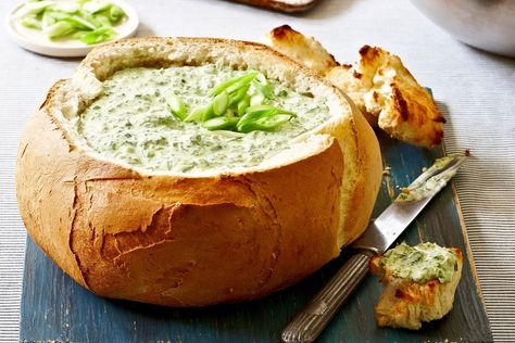 This is the 'best ever' cob loaf that is going viral on social media Spinach Cob Loaf, Cob Dip, Sweet Chicken Wings, Cobb Loaf, Cob Loaf Dip, Cheesy Spinach Artichoke Dip, Cob Loaf, Short Ribs Slow Cooker, Canned Cranberry Sauce