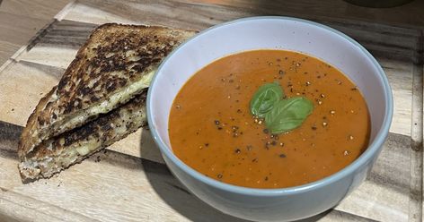 Tomato And Red Pepper Soup, Cheese Toastie, Red Pepper Soup, Tomato Soup Recipe, Slow Cooker Roast, Pepper Soup, 20 Minute Recipes, Tomato Soup Recipes, Roasted Tomato