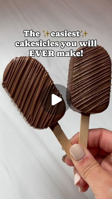 Rachel Laukala on Instagram: "Seriously though, you’ll never make cakesicles another way again! 🙌  If you missed my live last week, here’s a quick video of how to make cakesicles using @daisymakes_innovations cakesicle mold  I am using size LARGE here, rolling to 1/2” thick and it is almost 2 oz in weight before dipping.   Comment “cakesicle” to get the link and my discount code!  Also! Couldn’t make these without my favorite candy melts ever @stoverandcompany sweet shoppe brand!  Edible gold glitter pump bottle from the amazing @shinedessertglitter   #cakepops #cakepop #cakepopsbyrachel #birthdaycakepops #cakeonastick  #cakesicle #maplevalley #seattlecakepops #seattledesserts #wasmallbusiness #cottagebakery #cottagebaker #homebaker #homebakery #cakepoptutorial #cakepopclasses" Cake Pops And Cakesicles, Cheesecake Cakesicles Recipe, Soccer Cakesicles, Cake Popcicles Recipes, Cakecicles Ideas Birthday, How To Make Cakepops Easy, How To Make Cakesicles, Cakesicles Design, Oreo Cakesicles