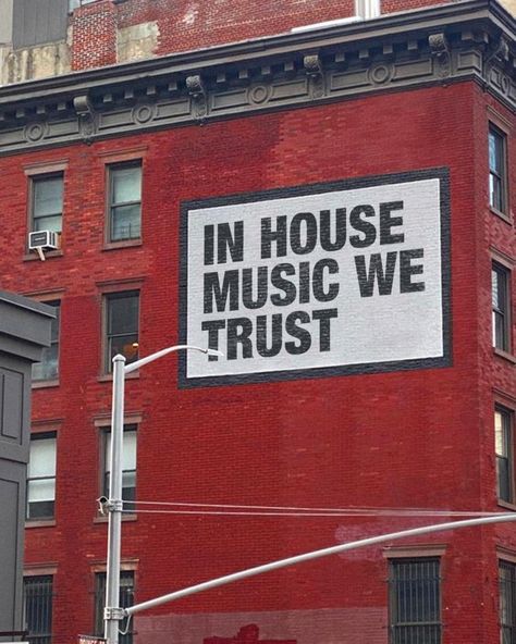 House music feels good, it feels right 📻 Billboard Aesthetic, Music House, Street Quotes, Rave Music, Pretty Aesthetic, Dorm Posters, Music Tattoo, Aesthetic Picture, Music Aesthetic