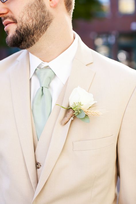 This tan suit looks great for a garden wedding in any season. The neutral tone allows for a wide range of complimentary colors like this sage tie and crisp white rose boutonniere.  Image by Jen & Chris Creed Tan Groomsmen Suits, Tan Groomsmen, Tan Suit Wedding, Green Tux, Tan Suits, Big Apple New York, Wedding November, White Rose Boutonniere, Costume Beige