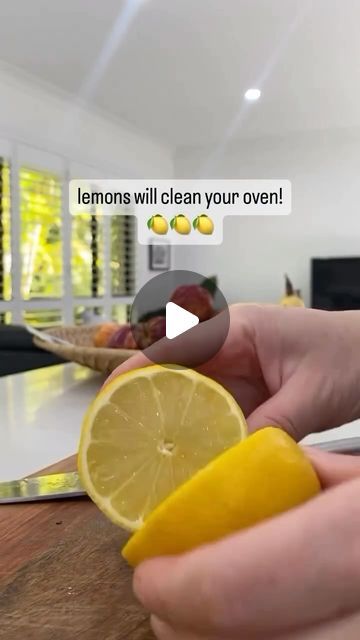 Oven Cleaning Hacks With Lemon, Fast House Cleaning Hacks, Cleaning Oven With Lemon, Cleaning With Lemons, Clean Oven Glass Door, Cleaning Ovens, Oven Cleaner Diy, Diy Organize, Oven Cleaning Hacks