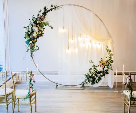 Golden Arch Wedding, Wedding Arch Circular, Diy Wedding Arch Circle, Wedding Arch With Lights, Wedding Decor Arch, Circular Wedding Arch, Wedding Arch Circle, Circular Arch, Circular Backdrop