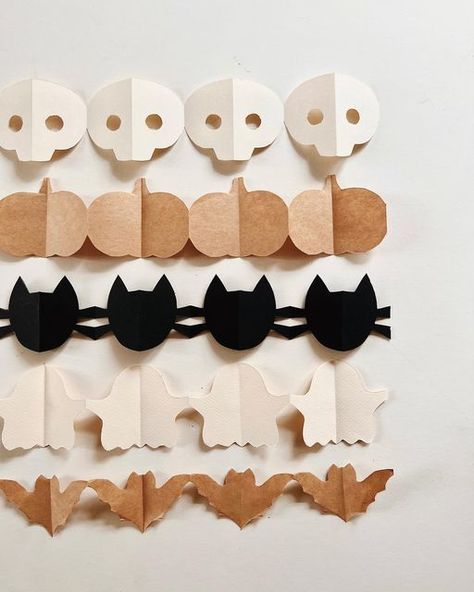 Natal, Pumpkin Paper Garland, Scandinavian Halloween Decor, Minimal Halloween Decor, Halloween Paper Garland, Halloween Crafts Ideas, Diy Halloween Garland, Halloween Outdoor Decoration, Halloween Costumes Ideas