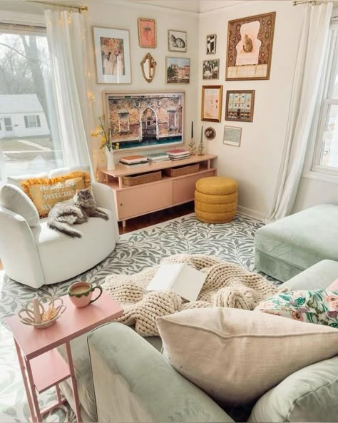 Cozy Fall Room Decor, Cozy Fall Room, Colourful Cottage, Fall Room Decor Ideas, Pastel Eclectic, Apartment Ideas Aesthetic, Moody Style, Pink Front Door, Living Room Eclectic