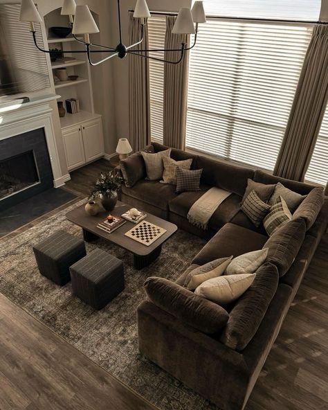 Cozy vibes & shades of brown for this beautiful living room via @brookemoraleshome 🤎 ⠀⠀⠀⠀⠀⠀⠀ Brown Sectional Living Room, Dark Brown Couch Living Room, Brown Leather Couch Living Room, Earth Tone Living Room, Leather Couches Living Room, Brown Couch Living Room, Brown Living Room Decor, Cozy Living Room Design, Couch Living Room