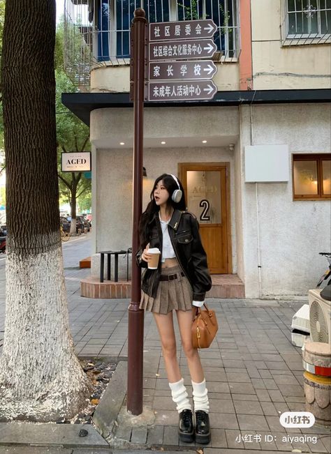 Skirt Outfit Pose Ideas, Fashion Articles Ideas, Black Skirt Outfit Street Style, Asian Fall Fashion, Shibuya Outfit, Korean Fashion 2024, Winter Museum Outfit, Spring Korean Outfit, Outfit Check Poses