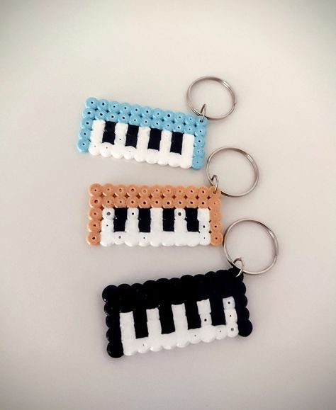 Buff Hello Kitty Perler Beads, Cute Perler Bead Keychain Ideas, Pysla Beads Ideas, Cute Hama Beads Patterns, Perler Bead Door Hanger Pattern, Pyssla Keychain, Perler Bead Piano, Piano Perler Beads, Aesthetic Hama Bead Ideas