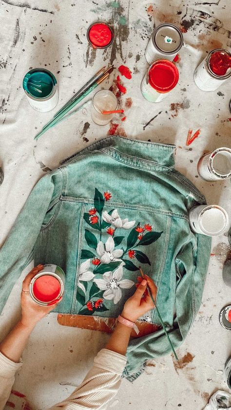 lizaproch on Instagram: HOW TO: give your denim jacket a makeover! Save this reel for when you need a fun project, aaand let me know if you try it!! Denim Jacket Painted, Diy Denim Jacket, Diy Denim, Fabric Painting On Clothes, Hand Painted Denim Jacket, Hand Painted Dress, Painted Denim Jacket, Painted Jacket, How To Give