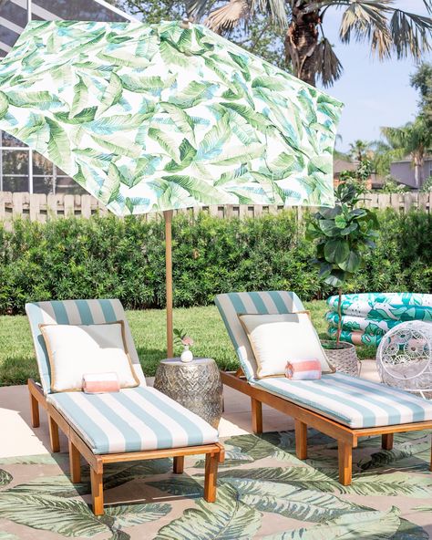 Palm Beach Patio Decor, Palm Beach Pool Decor, Beach Esthetics, Palm Beach Patio, Italian Patio, Poolside Loungers, Patio Floor, Beach Patio, Palm Beach Style