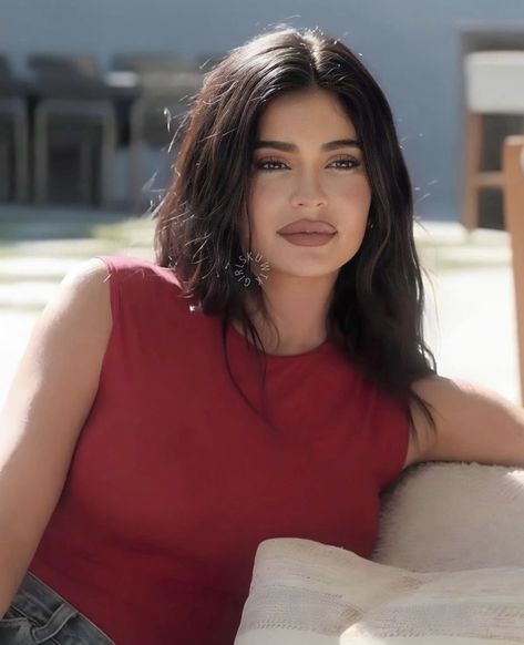 Kylie Jenner, Log In, Log, Red, Instagram