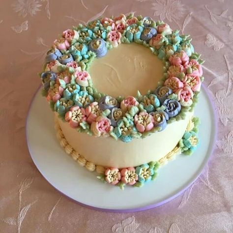 Russian Piping Cake Decorating, Russian Flowers Cake, Cake With Russian Tip Flowers, Russian Piping Tips Cake Ideas, Russian Tips Cake, Russian Nozzle Cake Design, Russian Piping Tips Cupcakes, Russian Piping Cake, Russian Piping Tips Cake