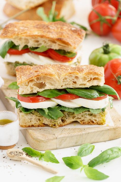 Caprese Salad Sandwich, Light Lunch Ideas, Caprese Sandwich Recipe, Inn Ideas, Light Dinners, Healthy Sandwich, Sandwhich Recipes, Med Diet, Caprese Sandwich