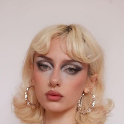 Curly Hairstyles Aesthetic, Makeup Short Hair, Eve Frsr, Hairstyles Aesthetic, Punk Makeup, Alternative Makeup, Ethereal Makeup, Photoshoot Makeup, Beauty Photoshoot