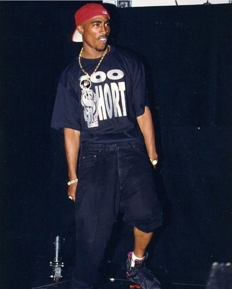 2Pac in T-shirt with Too Short's logo Tupac Outfits 90s, Tupac Outfits, Tupac Photos, Tupac Makaveli, Tupac Wallpaper, Looks Hip Hop, Tupac Pictures, Angela Simmons, 90s Hip Hop Fashion