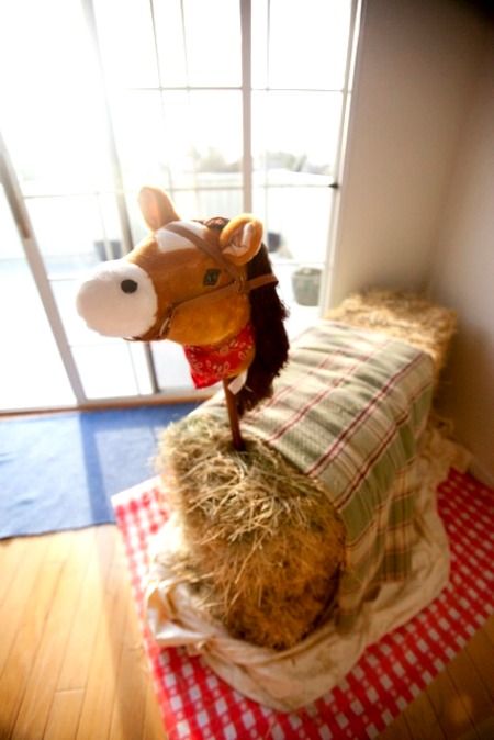 15 Creative Ways to Use Hay Bales You don't have to be a cowboy or cowgirl to appreciate a good ole' fashioned hay bale! Donkey Birthday Party, Farm Party Decor, Farm Week, Stuffed Horse, Fun Seating, Barnyard Bash, Unicorn Diy, Barnyard Birthday Party, Steer Head